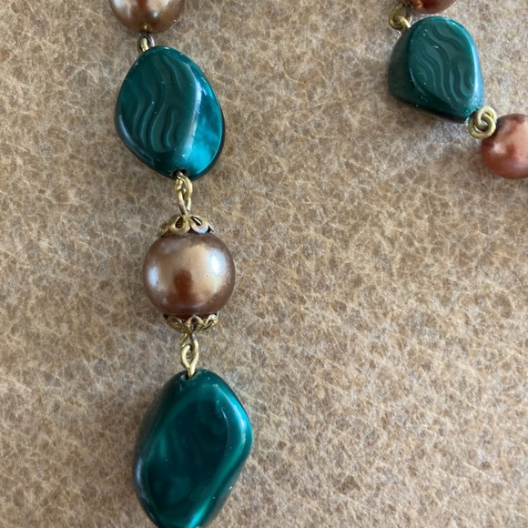 Vintage Necklace with green beads and taupe pearls, screwback closure - Picture 5 of 12
